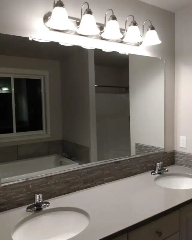 A clean double bathroom vanity and mirror in a Central Oregon home